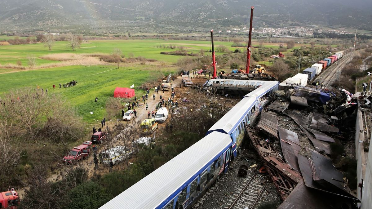 Lidé létali z oken. Cestující popisují srážku dvou vlaků v Řecku
